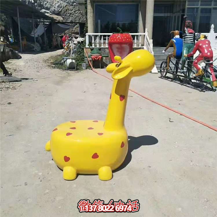 玻璃鋼長(zhǎng)頸鹿擺件，安全可靠、適用于多種場(chǎng)景