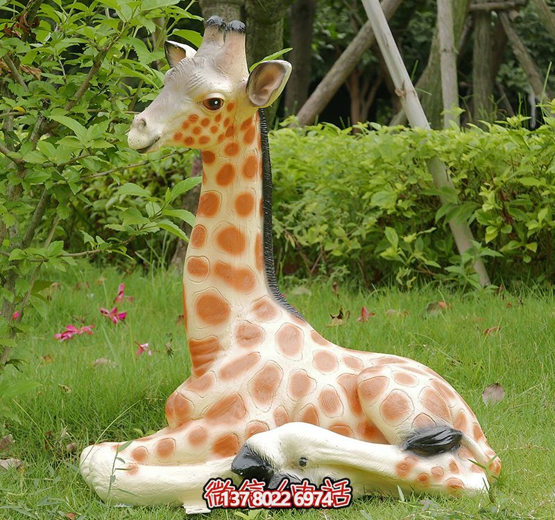 彩繪仿真動物玻璃鋼雕塑，營造出寧靜自然的公園草坪