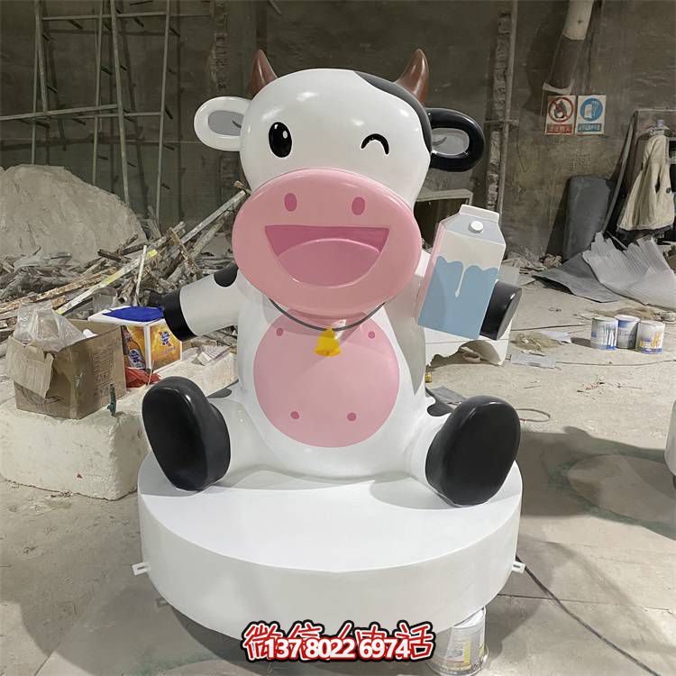 玻璃鋼雕塑，營造優(yōu)雅卡通奶牛公仔氣氛