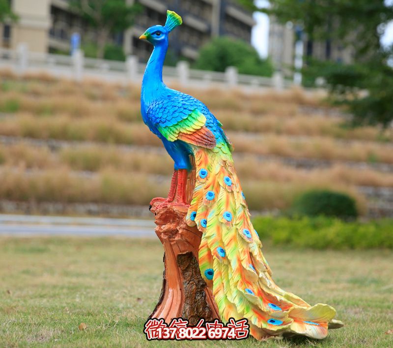 玻璃鋼孔雀雕塑，點(diǎn)綴公園草坪