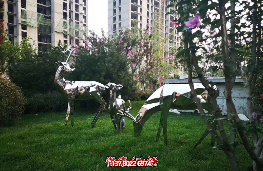不銹鋼梅花鹿雕塑，讓公園草坪更美麗