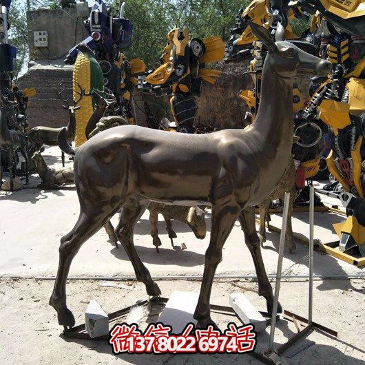 精美雕塑鹿，點綴園林景觀，增添藝術(shù)氣息