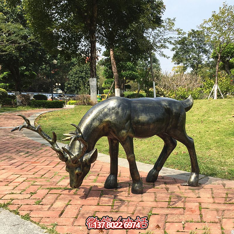 精美鹿雕塑，在公園里覓食的活力象征