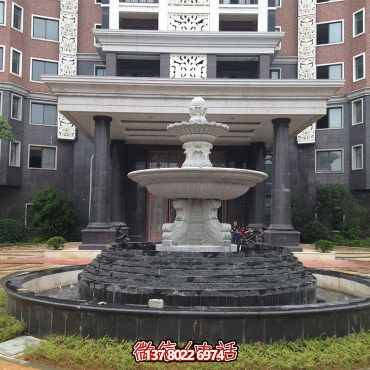 清新的雙層噴泉水雕裝飾，為辦公大樓門前增添靈動(dòng)氣息