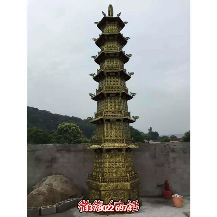 欣賞傳統(tǒng)文化，體驗多層銅雕香爐的大型景區(qū)