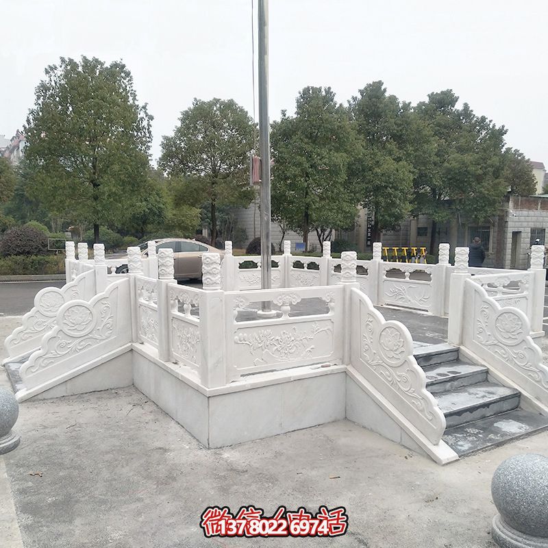 升旗臺石雕——精雕細(xì)琢，點綴校園風(fēng)采