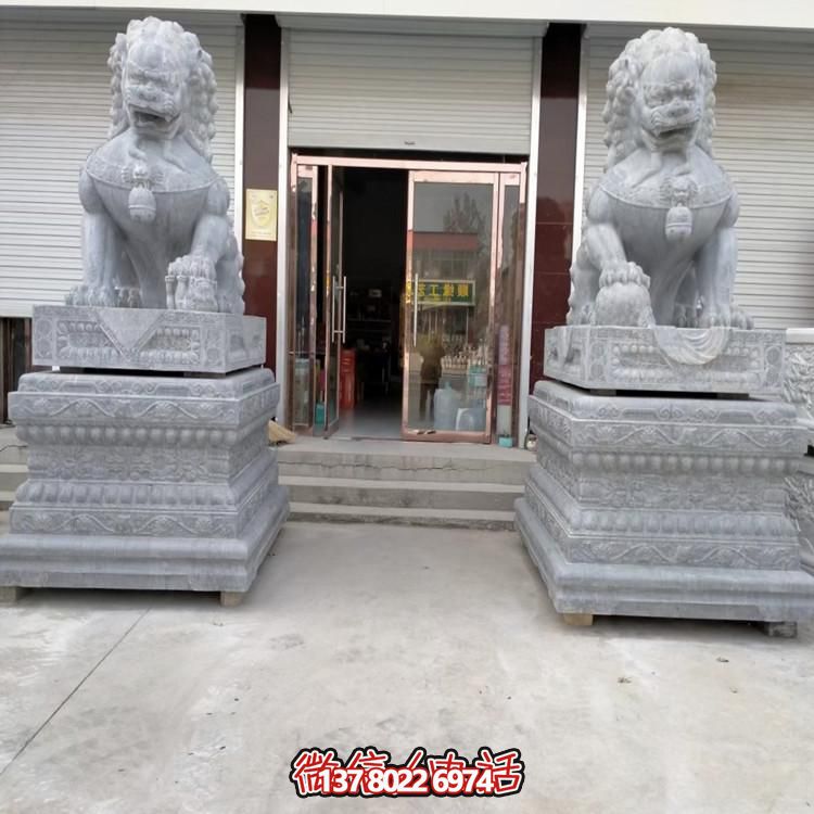 天然青石獅子雕塑，點綴景區(qū)大門