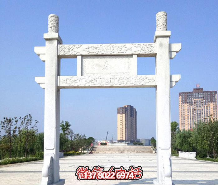 簡易大理石牌樓，為公園廣場擺放單門