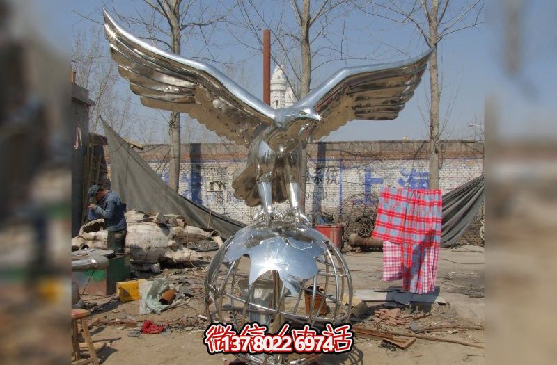 休息時刻，欣賞不銹鋼老鷹雕塑