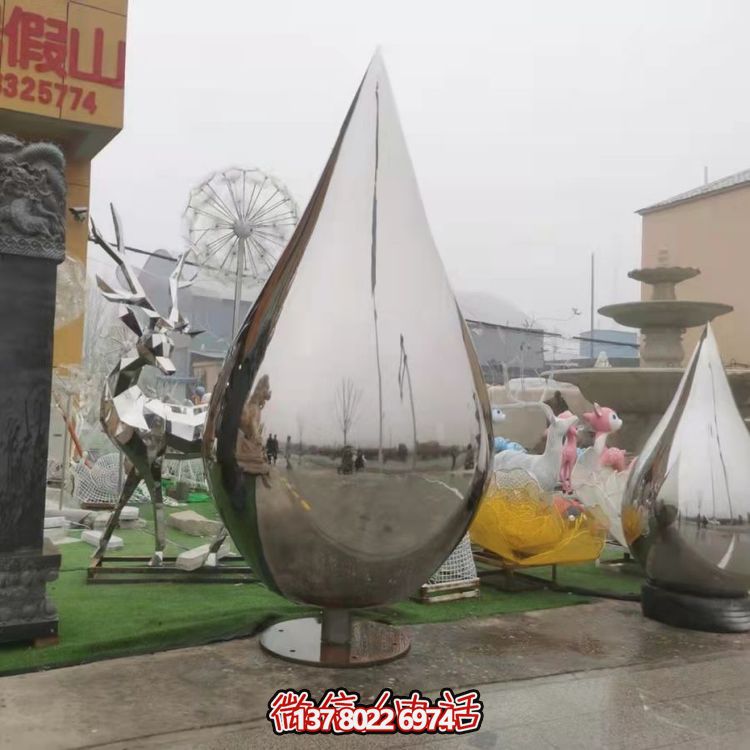 大型不銹鋼水滴雕塑，營(yíng)造出完美的室外空間
