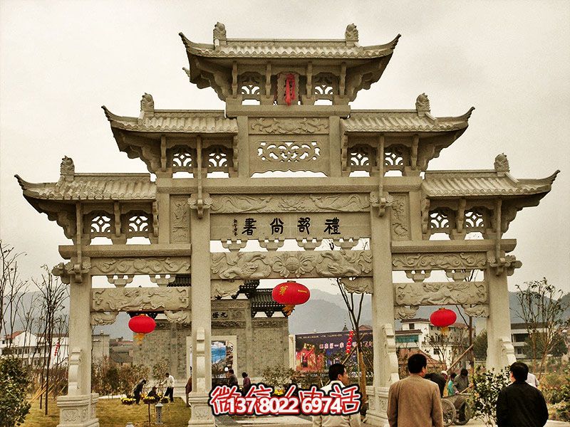 鏤空三門牌坊，點(diǎn)綴城市廣場(chǎng)