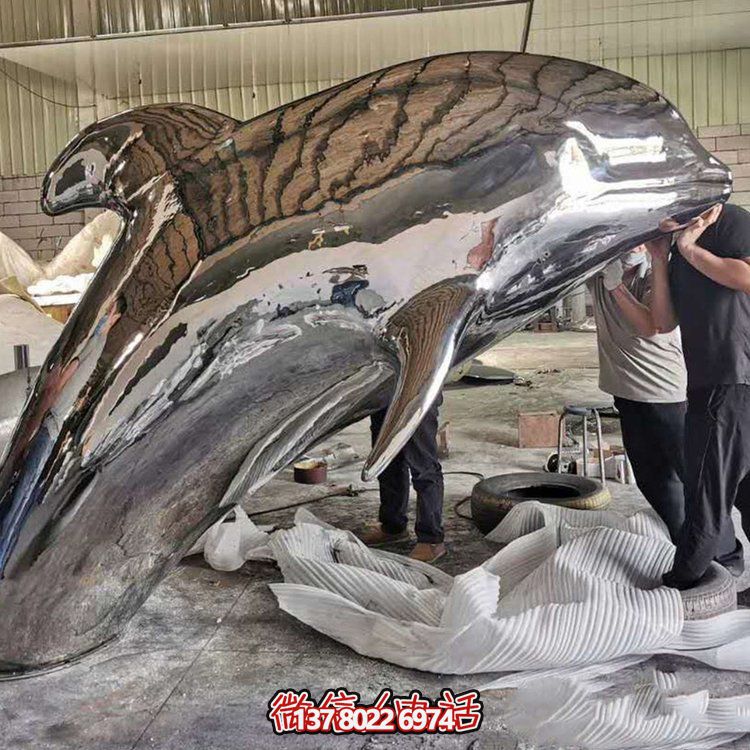 大型抽象鏡面不銹鋼鯨魚(yú)，展現(xiàn)室外精彩生活