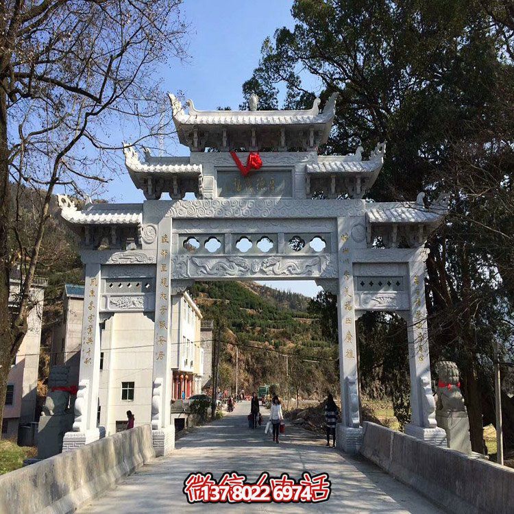 村口石牌坊，三間四柱石雕牌樓