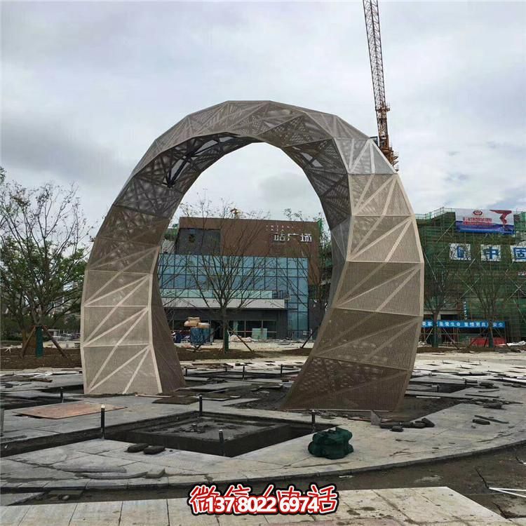 樓盤(pán)戶(hù)外水池?cái)[放不銹鋼創(chuàng)意拱門(mén)園林景觀(guān)雕塑