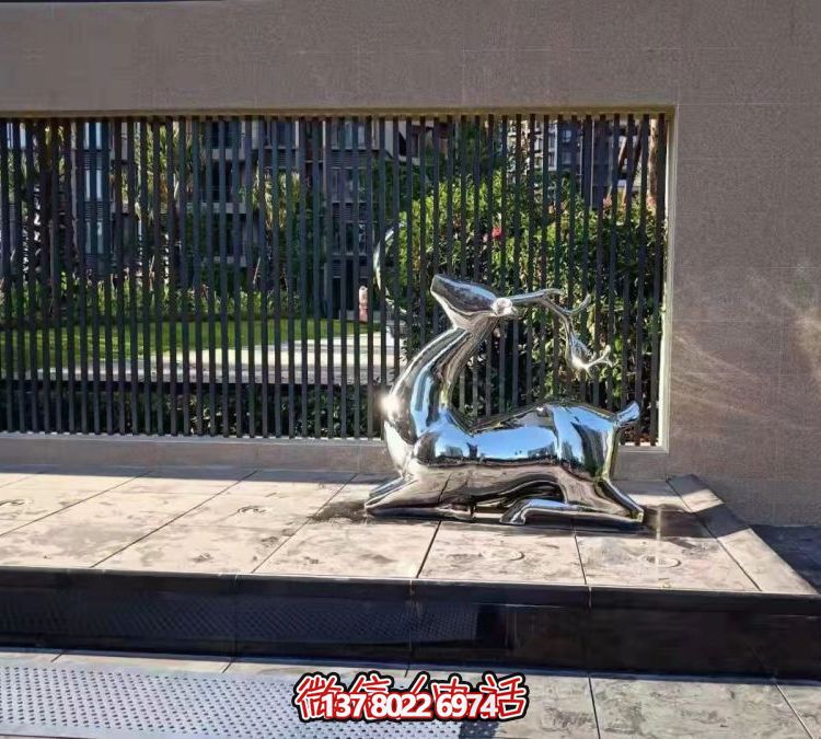 抬頭跪地鹿雕塑，地產(chǎn)售樓部鏡面不銹鋼鹿動(dòng)物擺件
