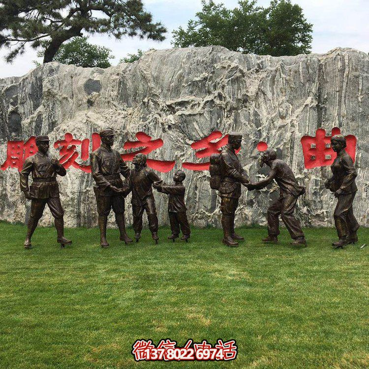 玻璃鋼仿銅人物，八路軍和鄉(xiāng)親握手的景觀擺件